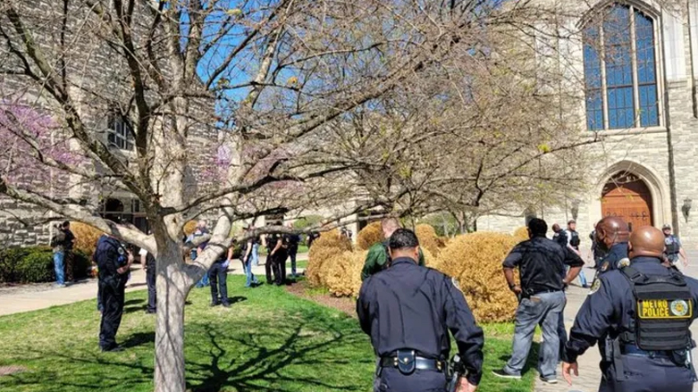 أفرادٌ من الشرطة الأميركية بالقرب من مكان إطلاق النار (وكالات)